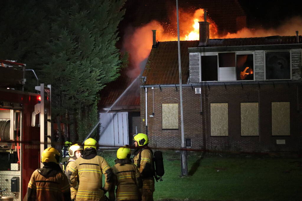 Grote uitslaande brand verwoest woning