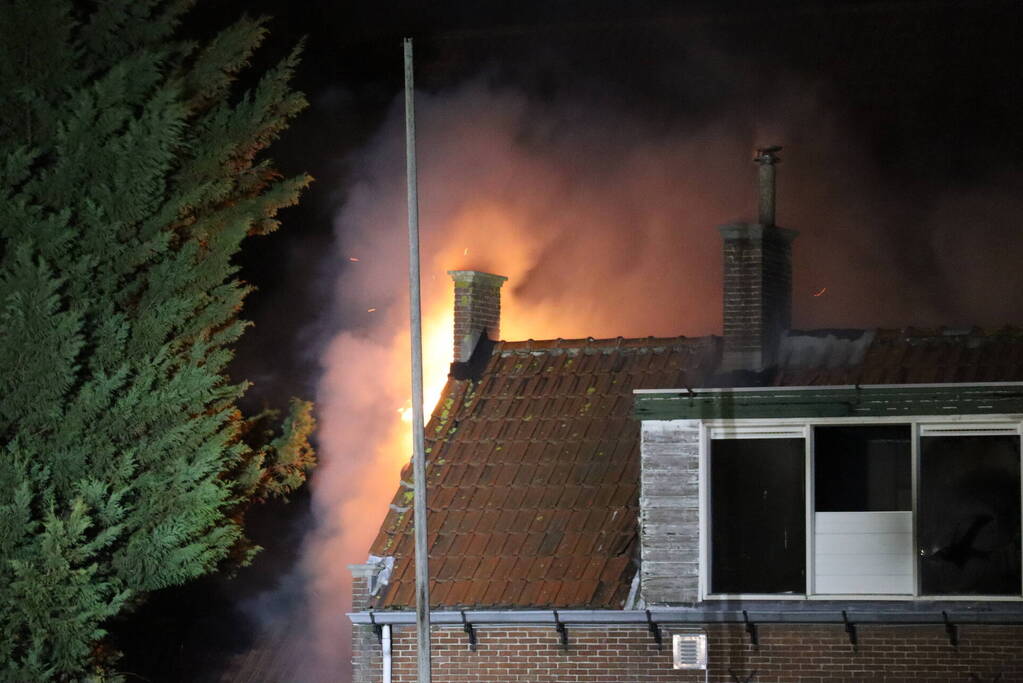 Grote uitslaande brand verwoest woning