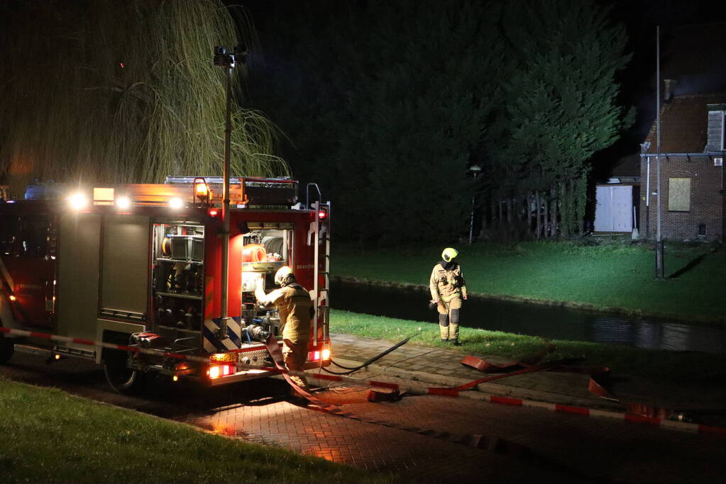 Grote uitslaande brand verwoest woning