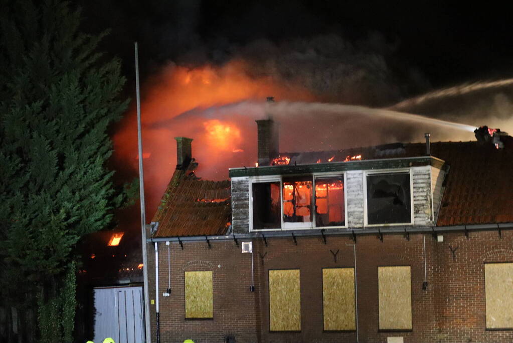 Grote uitslaande brand verwoest woning