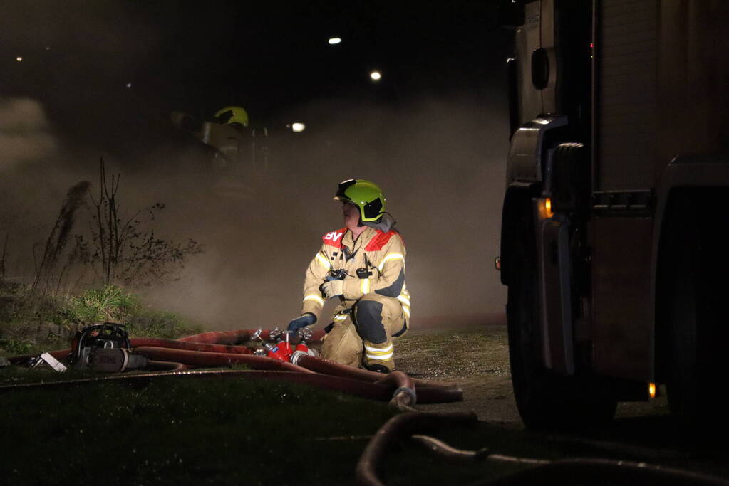 Grote uitslaande brand verwoest woning