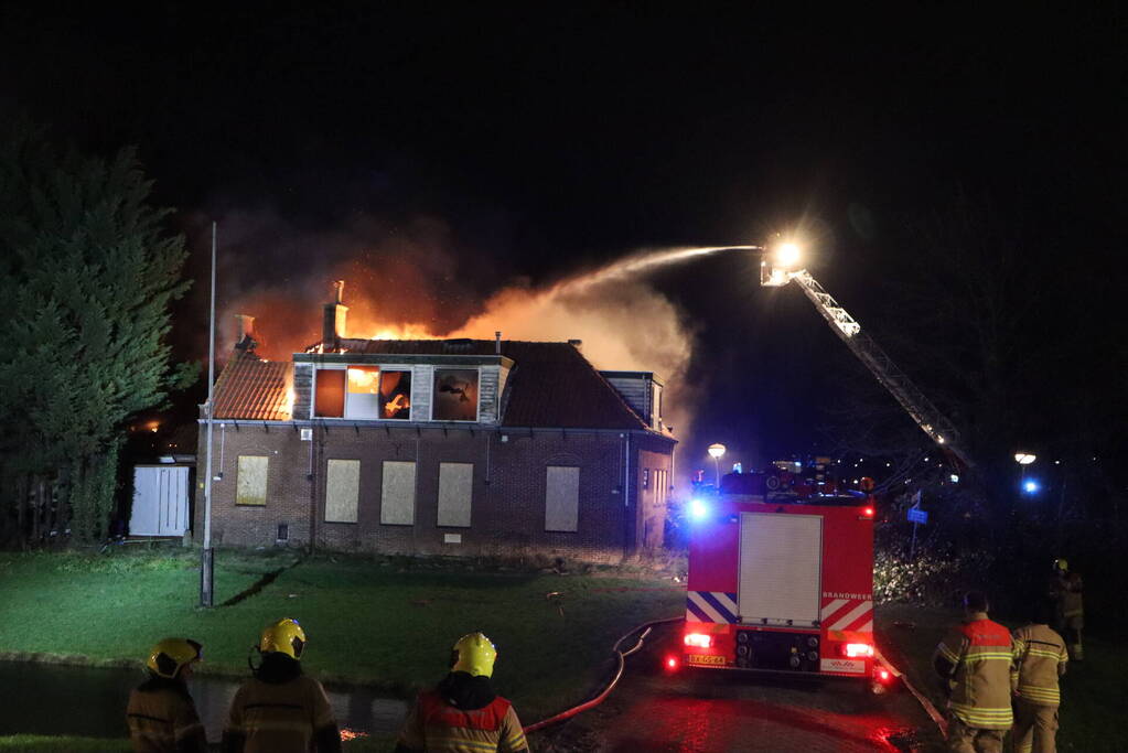 Grote uitslaande brand verwoest woning