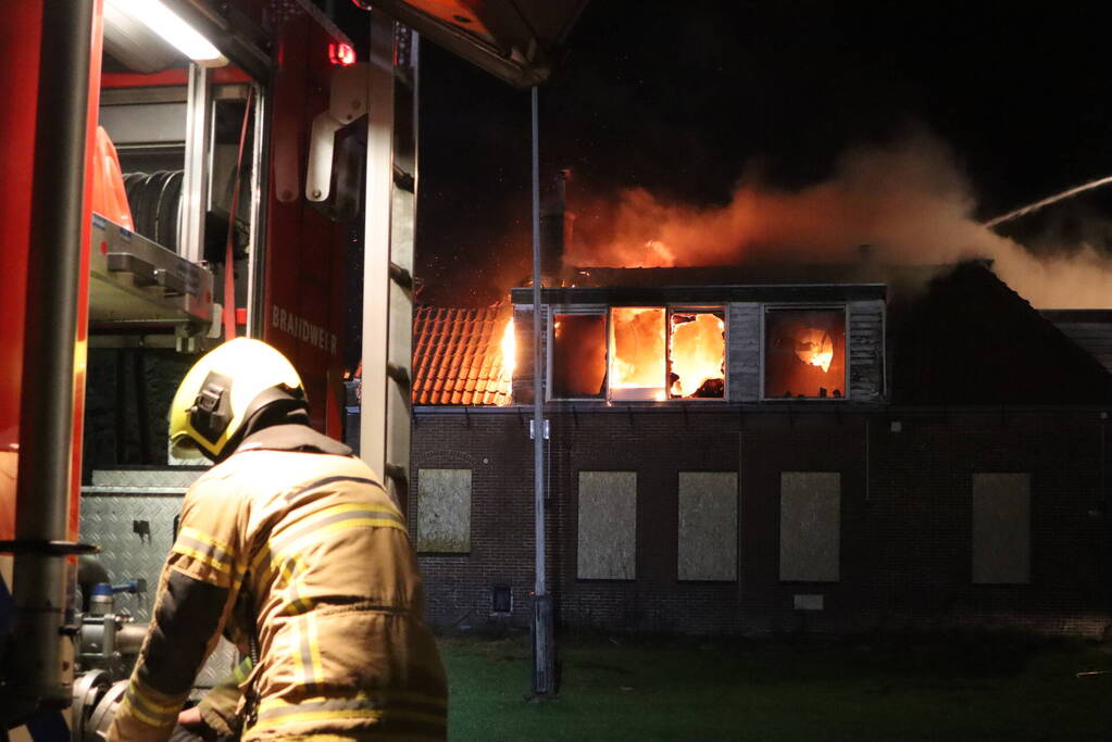 Grote uitslaande brand verwoest woning