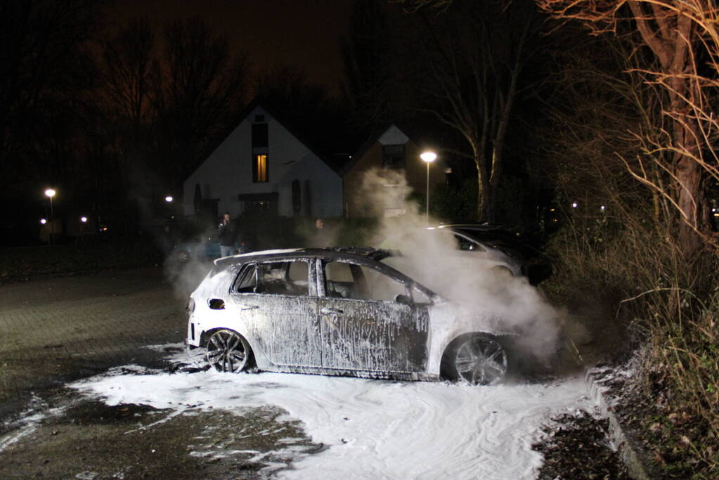 Geparkeerde auto volledig uitgebrand