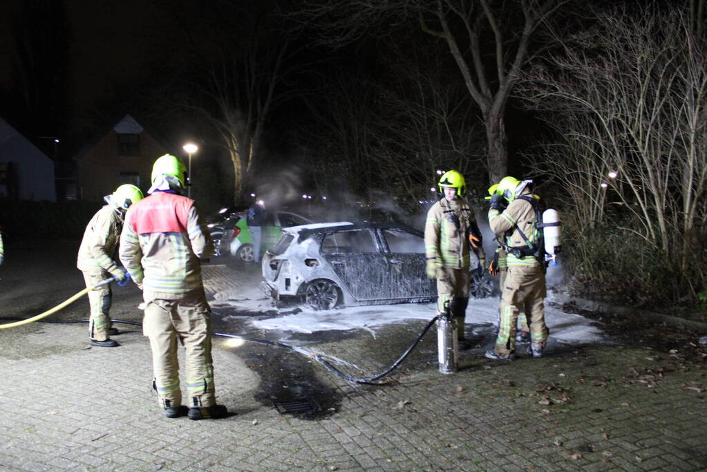 Geparkeerde auto volledig uitgebrand