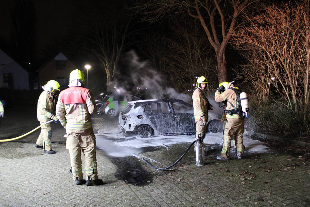 Geparkeerde auto volledig uitgebrand