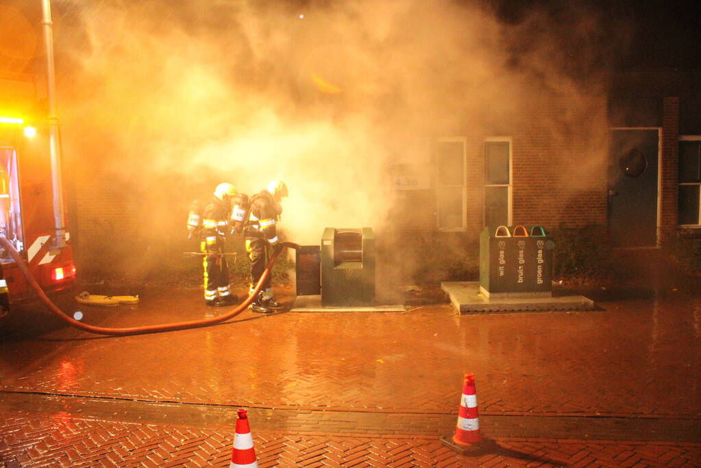 Veel rook door brand in container