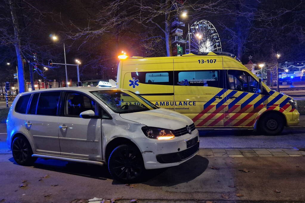 Fietser gewond bij botsing met taxi