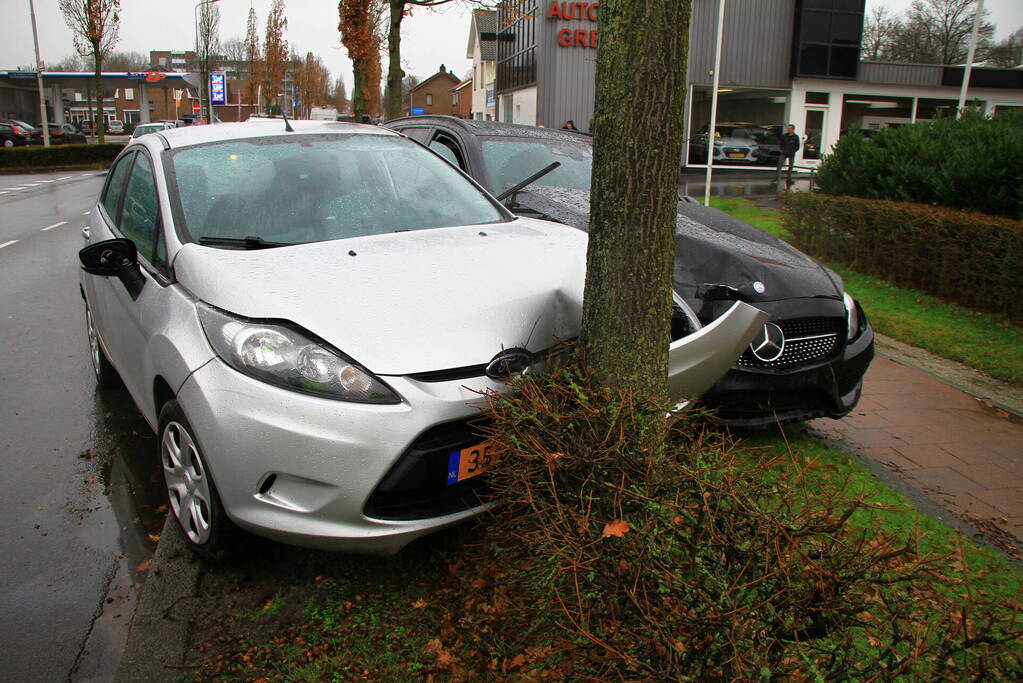 Personenwagen eindigt tegen boom na botsing