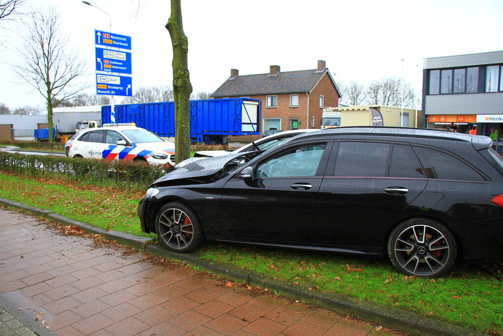 Personenwagen eindigt tegen boom na botsing