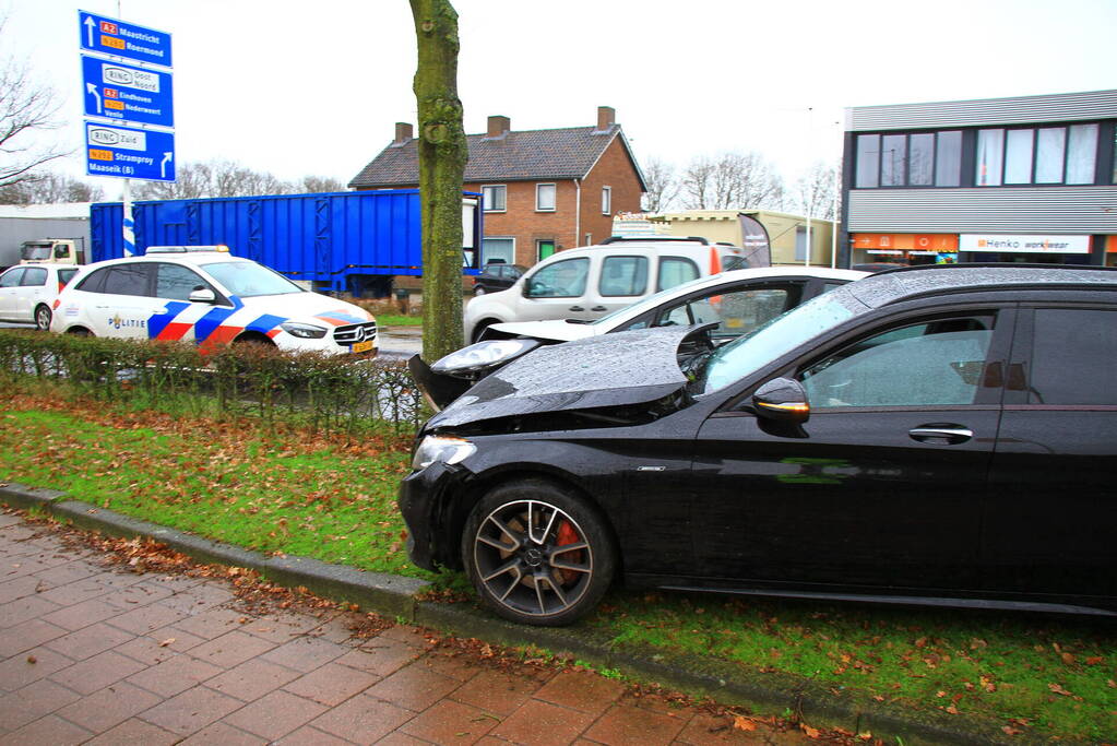 Personenwagen eindigt tegen boom na botsing