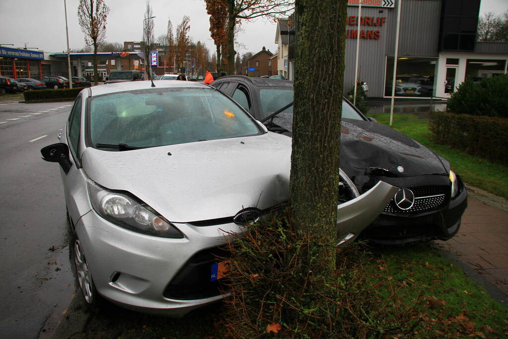 Personenwagen eindigt tegen boom na botsing