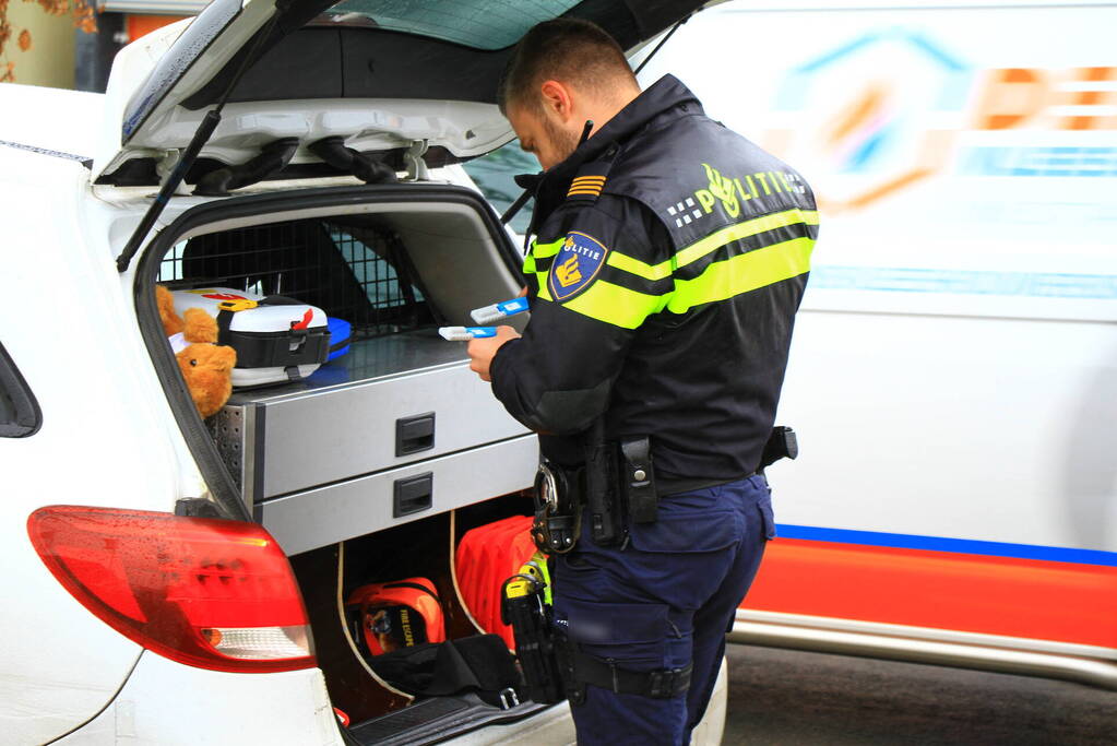 Personenwagen eindigt tegen boom na botsing