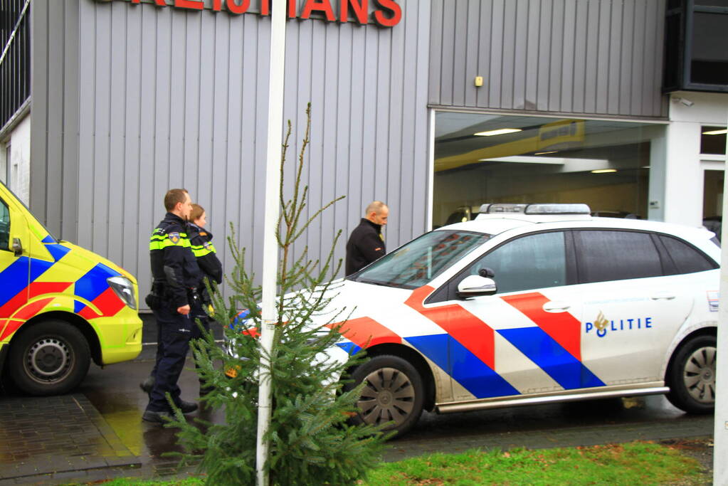 Personenwagen eindigt tegen boom na botsing