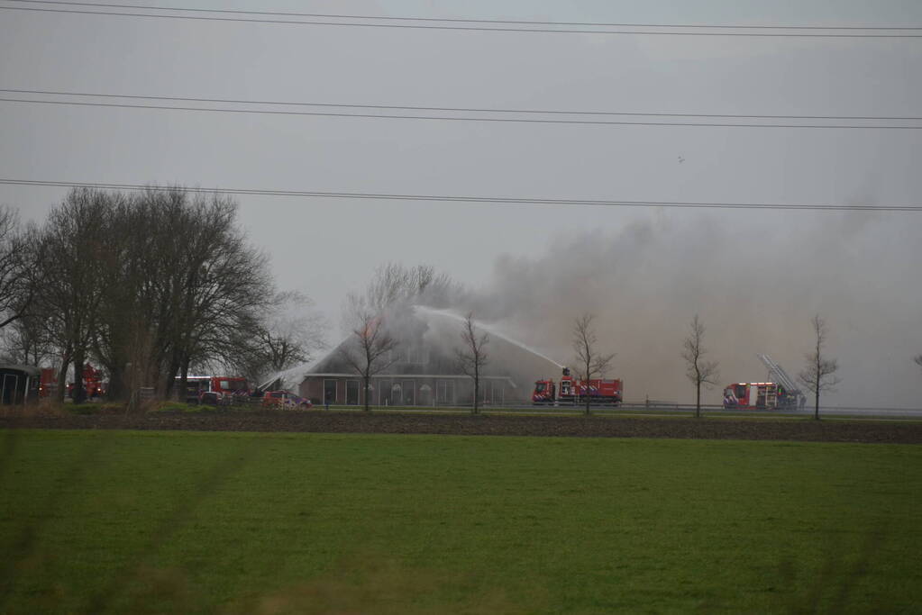 Grote uitslaande brand in rietgedekte boerderij