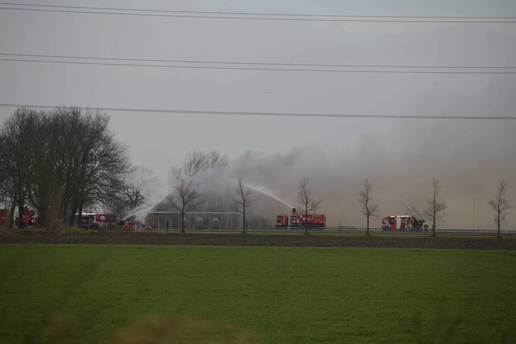 Grote uitslaande brand in rietgedekte boerderij