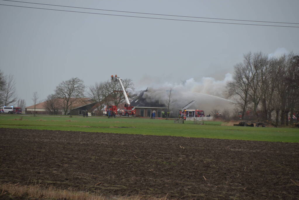 Grote uitslaande brand in rietgedekte boerderij