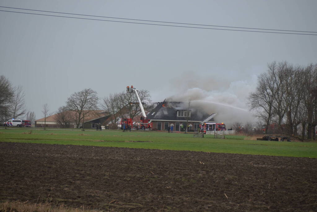 Grote uitslaande brand in rietgedekte boerderij