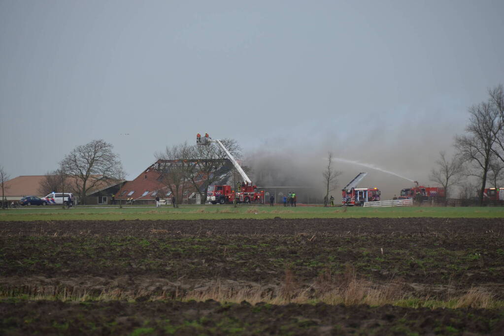 Grote uitslaande brand in rietgedekte boerderij