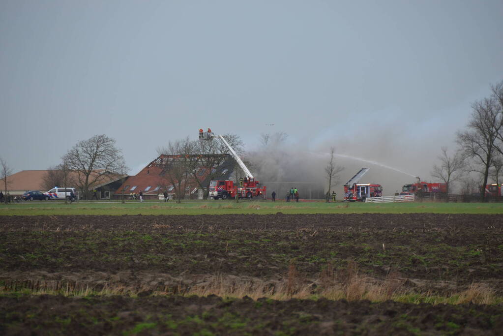 Grote uitslaande brand in rietgedekte boerderij