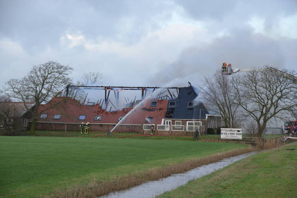 Grote uitslaande brand in rietgedekte boerderij