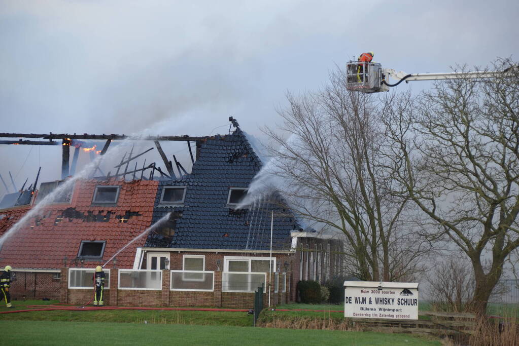 Grote uitslaande brand in rietgedekte boerderij