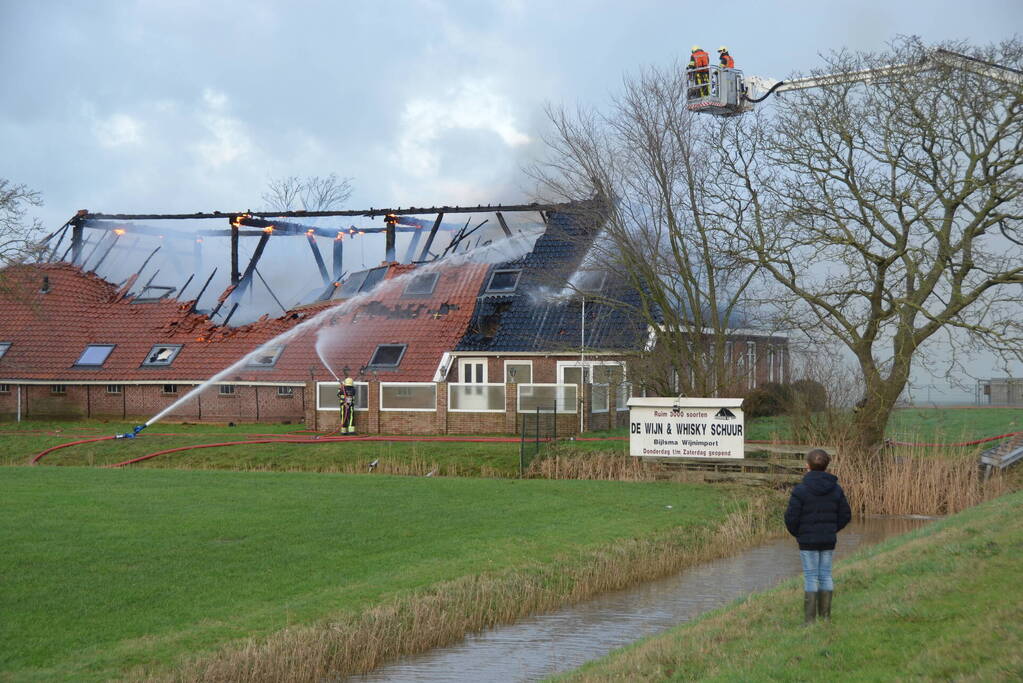 Grote uitslaande brand in rietgedekte boerderij