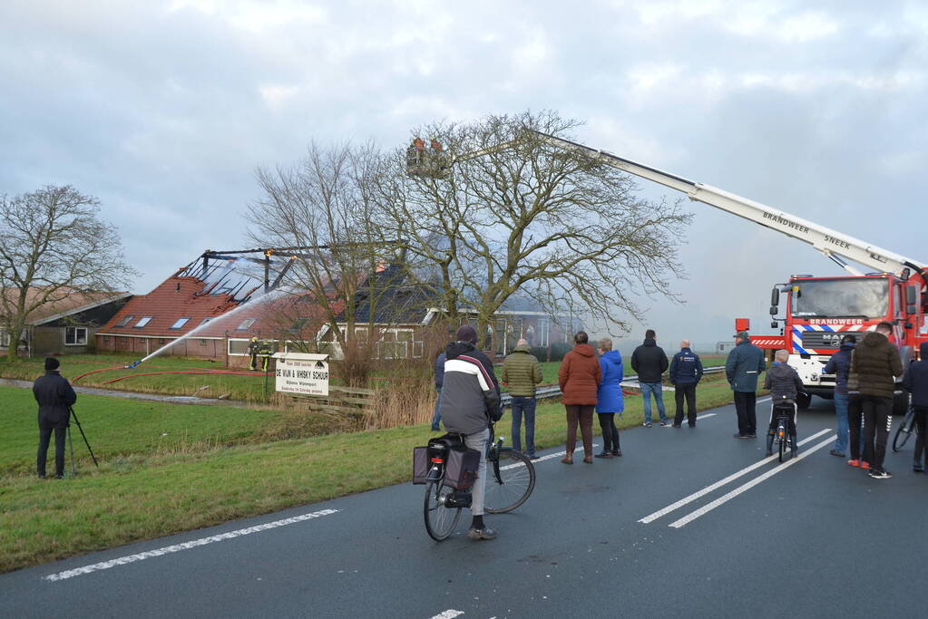 Grote uitslaande brand in rietgedekte boerderij