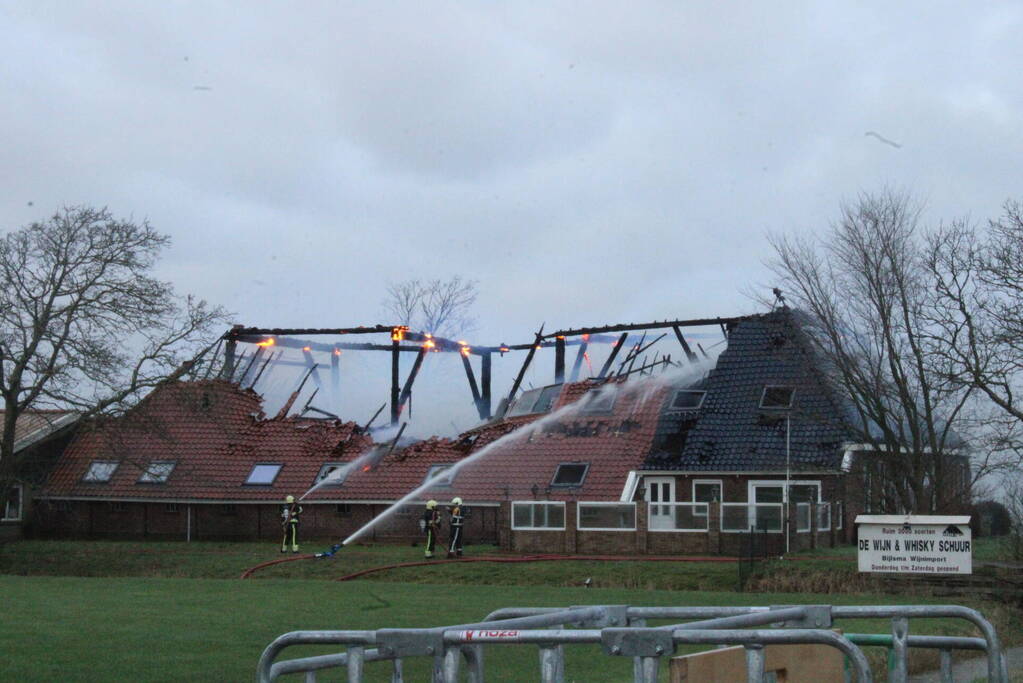 Grote uitslaande brand in rietgedekte boerderij