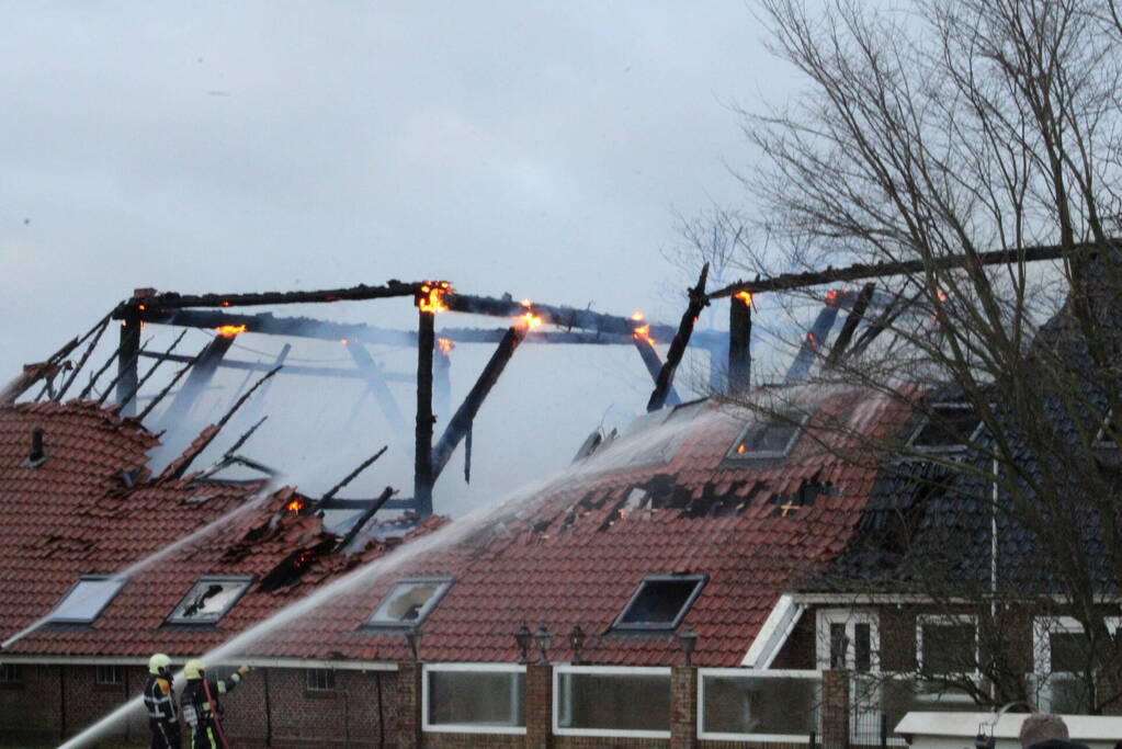 Grote uitslaande brand in rietgedekte boerderij