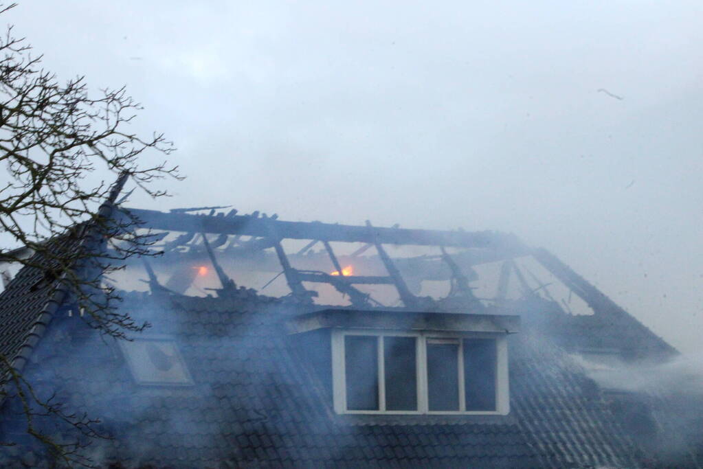 Grote uitslaande brand in rietgedekte boerderij