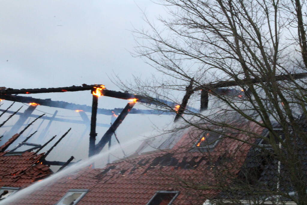 Grote uitslaande brand in rietgedekte boerderij