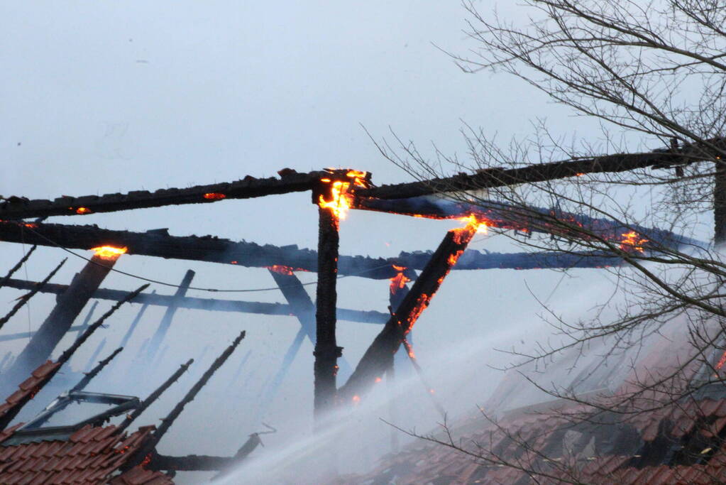 Grote uitslaande brand in rietgedekte boerderij