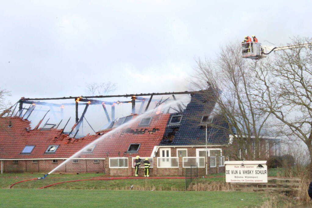 Grote uitslaande brand in rietgedekte boerderij