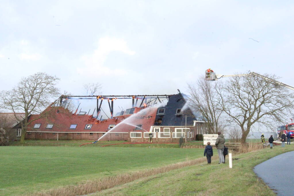 Grote uitslaande brand in rietgedekte boerderij