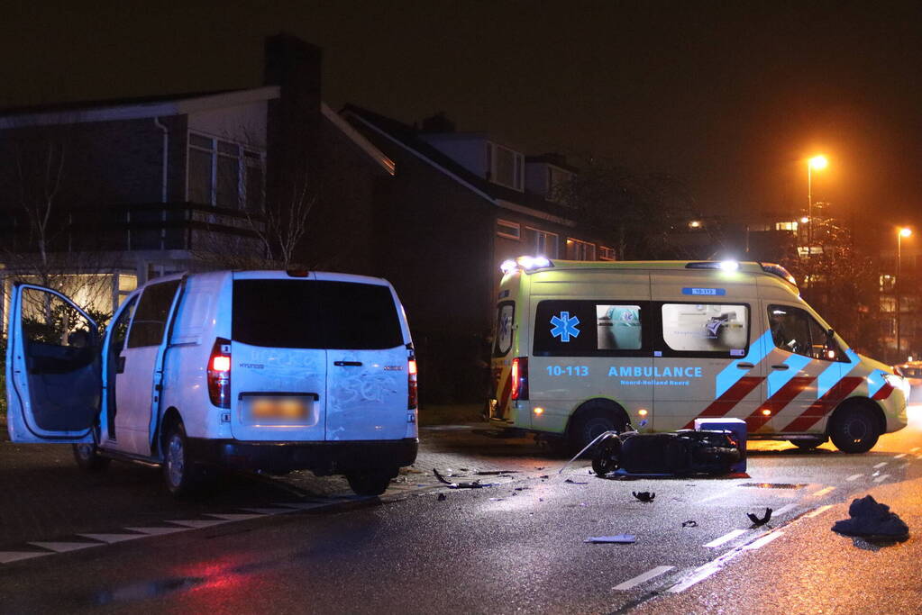 Veel schade na aanrijding met maaltijdbezorger