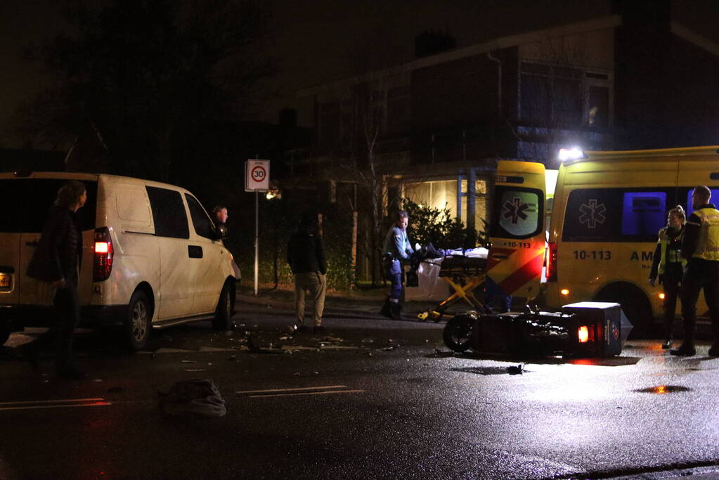 Veel schade na aanrijding met maaltijdbezorger