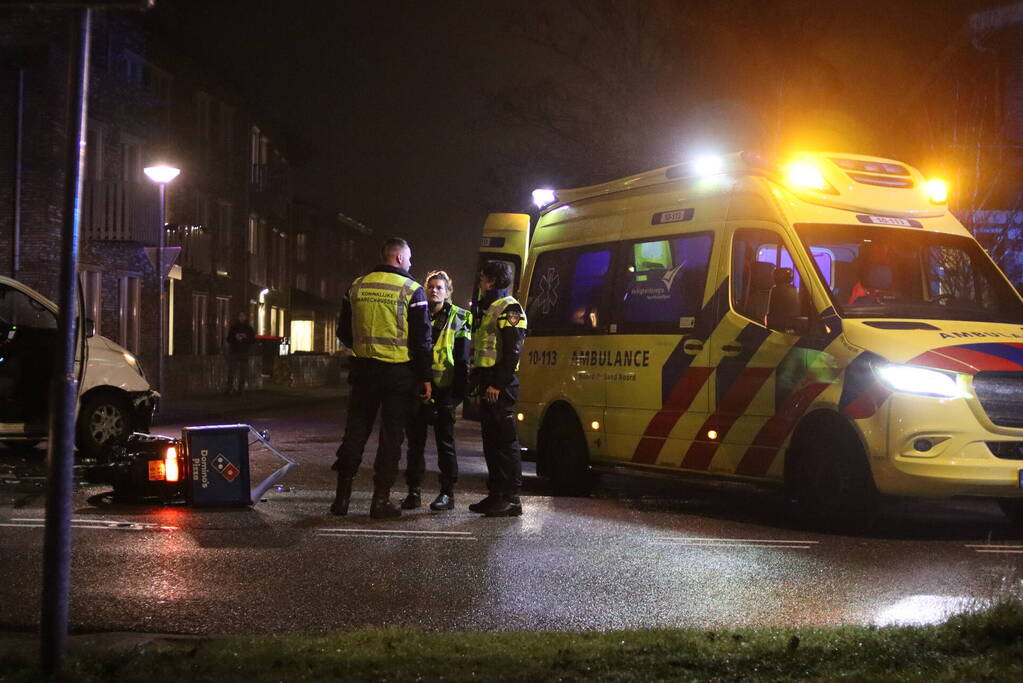 Veel schade na aanrijding met maaltijdbezorger