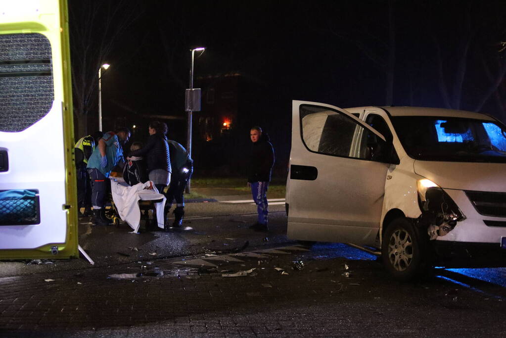 Veel schade na aanrijding met maaltijdbezorger