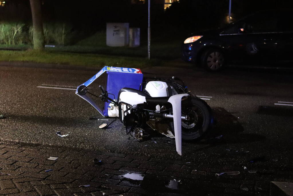 Veel schade na aanrijding met maaltijdbezorger