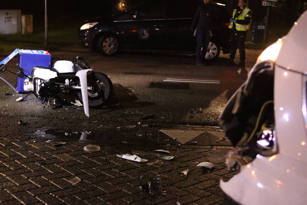 Veel schade na aanrijding met maaltijdbezorger