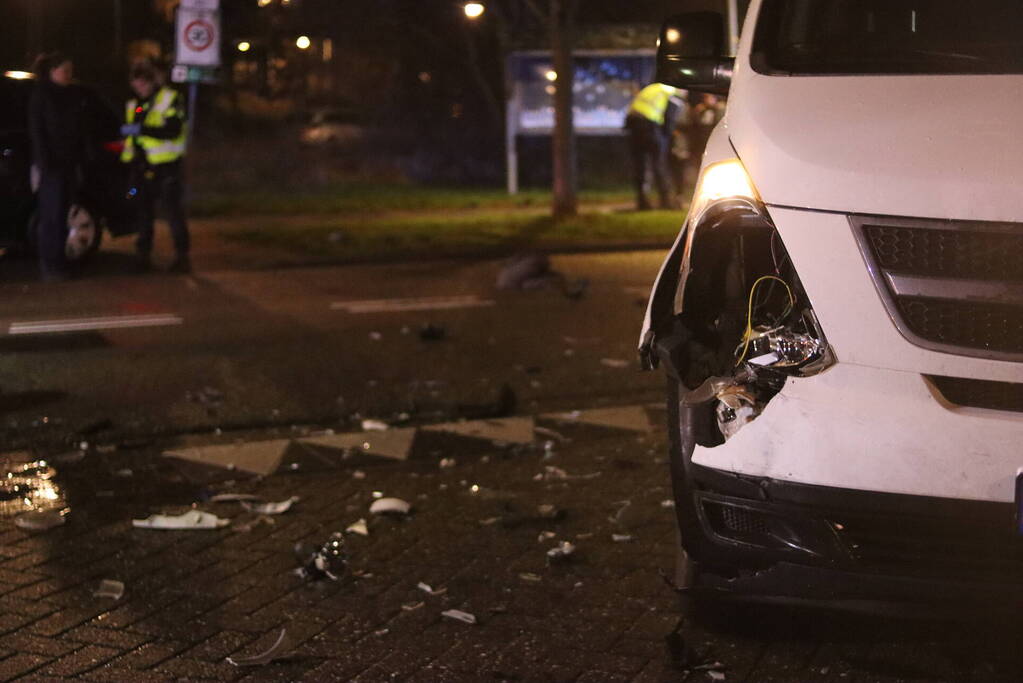 Veel schade na aanrijding met maaltijdbezorger