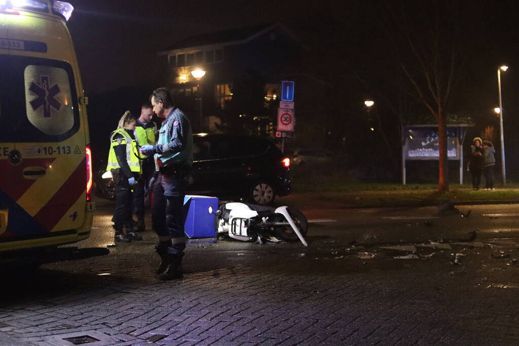 Veel schade na aanrijding met maaltijdbezorger