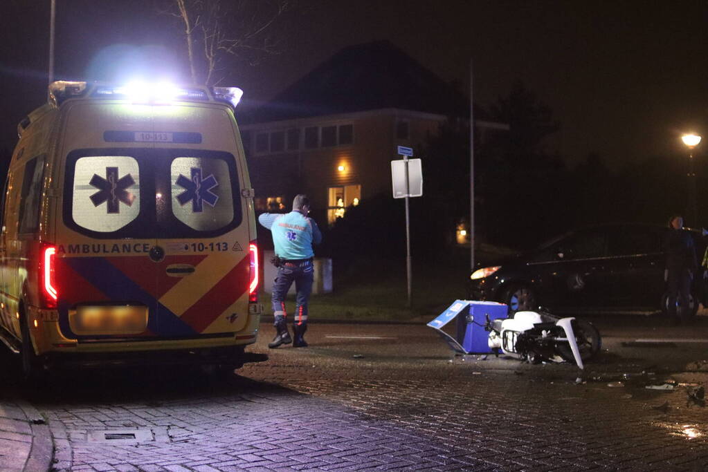 Veel schade na aanrijding met maaltijdbezorger