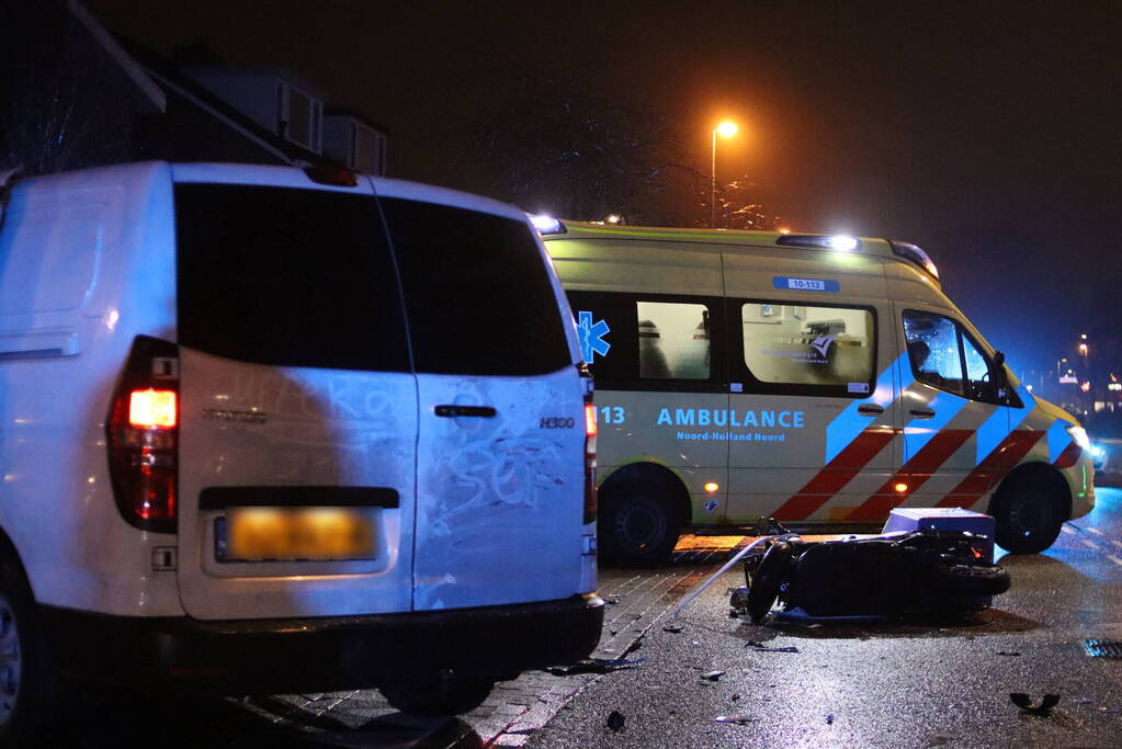 Veel schade na aanrijding met maaltijdbezorger