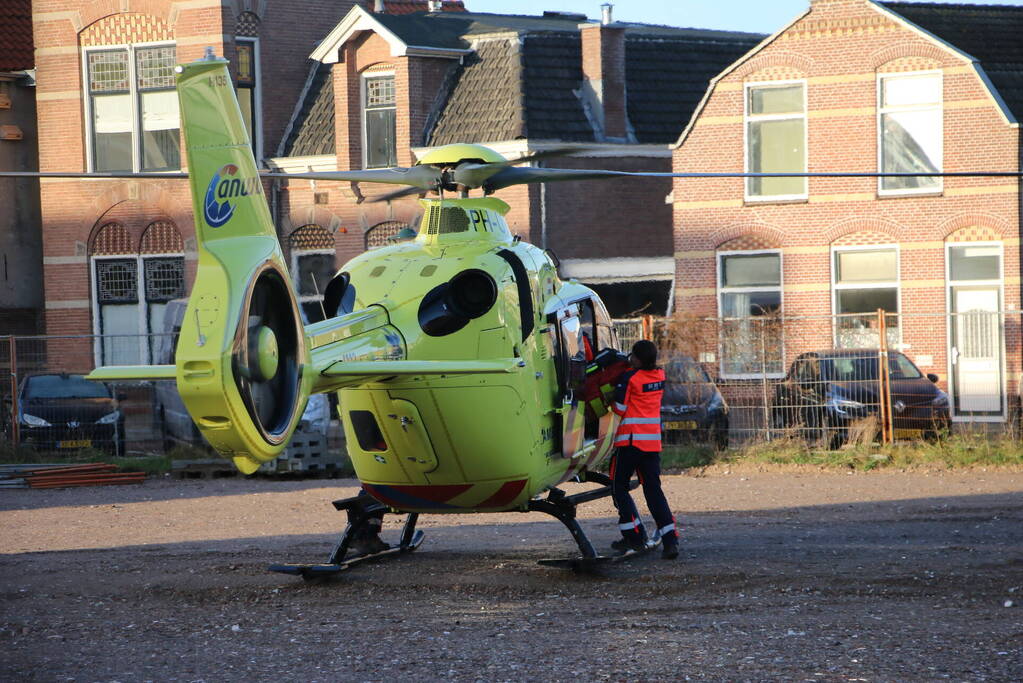 Zwaargewonde na val van dak bij bouwplaats