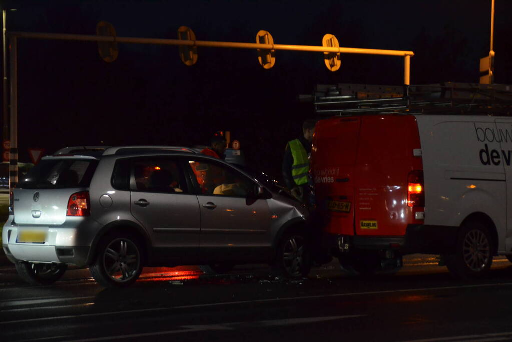 Personenwagen knalt achterop bestelbus voor stoplicht