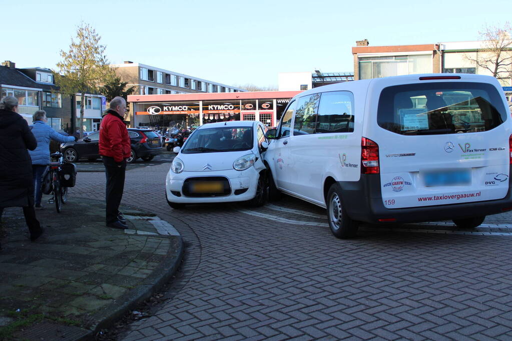 Taxi busje komt in botsing met auto