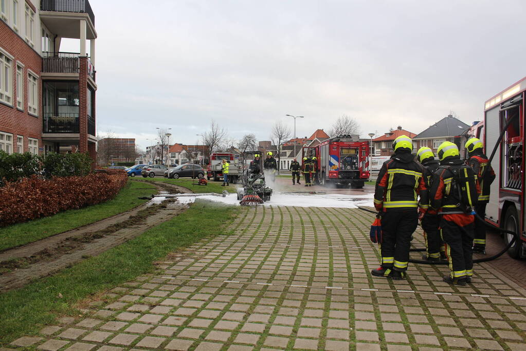 Veegmachine verwoest door uitslaande brand