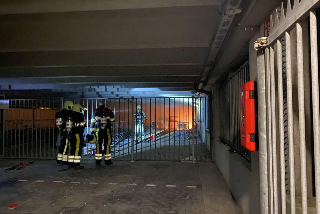 Brand in fietsenstalling snel geblust